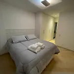 Apartamento 2 Quartos Charmoso A 300M Da Praia Do Leblon, Com Garagem E Portaria 24H