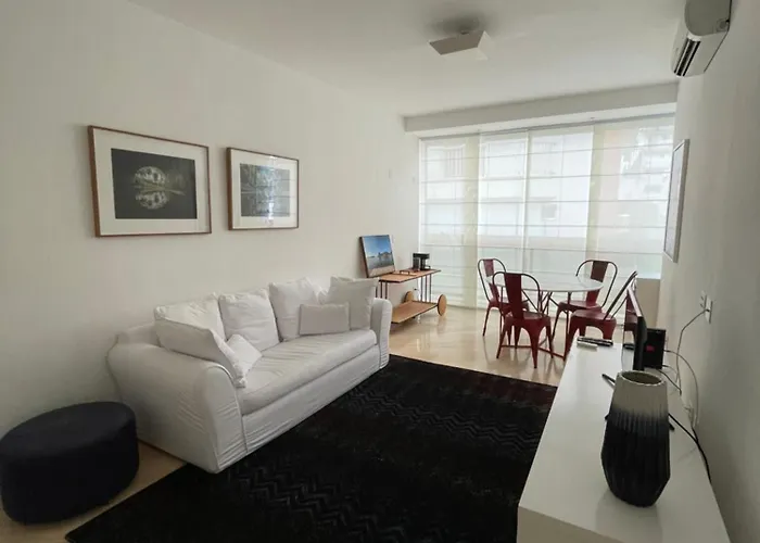 Apartamento 2 Quartos Charmoso A 300M Da Praia Do Leblon, Com Garagem E Portaria 24H
